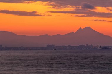 Arenales del Sol, Alicante, Güney İspanya 'da Pembe ve altın renklerle güzel bir gün doğumu