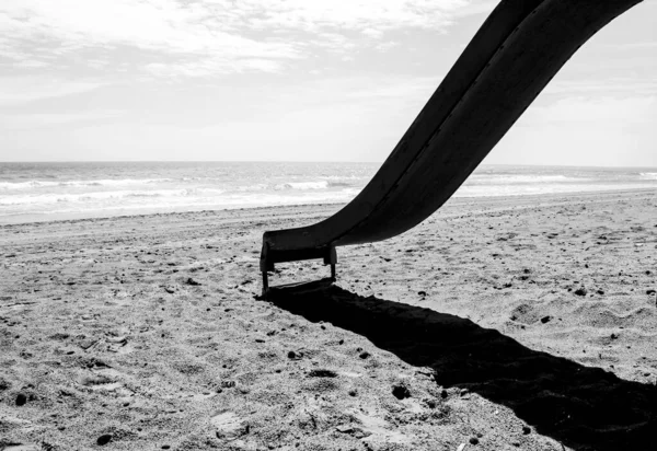 Struttura Astratta Dell Altalena Sulla Spiaggia Spagna Bianco Nero — Foto Stock