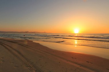 Arenales del Sol, Alicante, Güney İspanya 'da Pembe ve turuncu renklerle güzel bir gün doğumu