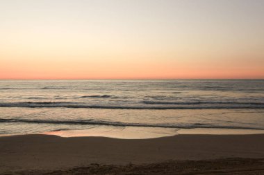 Arenales del Sol, Alicante, Güney İspanya 'da Pembe ve turuncu renklerle güzel bir gün doğumu