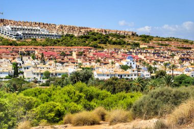 Yazın Alicante sahilinde Gran Alacant Kentleşmesi