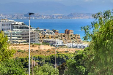 Alicante 'de yaz aylarında Arenales del Sol Plajı' nda kentleşme