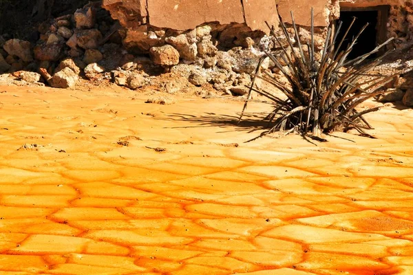 スペインのマザロンにある古い放棄された鉱山の乾燥した湖に堆積したカラフルなオレンジの堆積物 — ストック写真