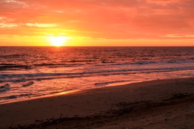 Arenales del Sol, Alicante, Güney İspanya 'da Pembe ve turuncu renklerle güzel bir gün doğumu
