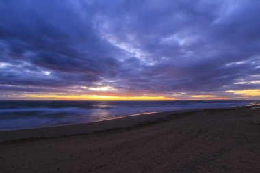 Arenales del Sol, Alicante, Güney İspanya 'da Pembe ve turuncu renklerle güzel bir gün doğumu