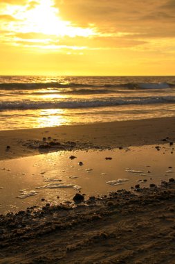 Arenales del Sol, Alicante, Güney İspanya 'da Pembe ve turuncu renklerle güzel bir gün doğumu