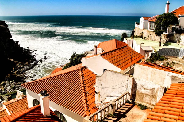 葡萄牙里斯本Azenhas Mar村漂亮的狭窄街道 白色房屋和屋顶 — 图库照片