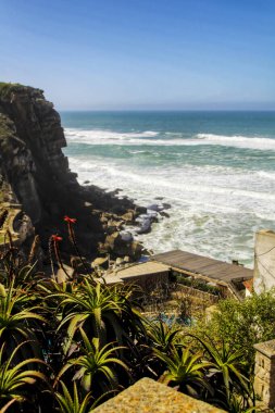 Güzel cesur deniz ve Azenhas kıyısındaki uçurumlar baharda Portekiz 'de Mar yapar.