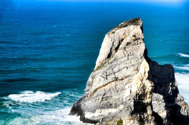 Muhteşem kaya oluşumları ve mavi Atlantik Okyanusu ile güzel Ursa Sahili