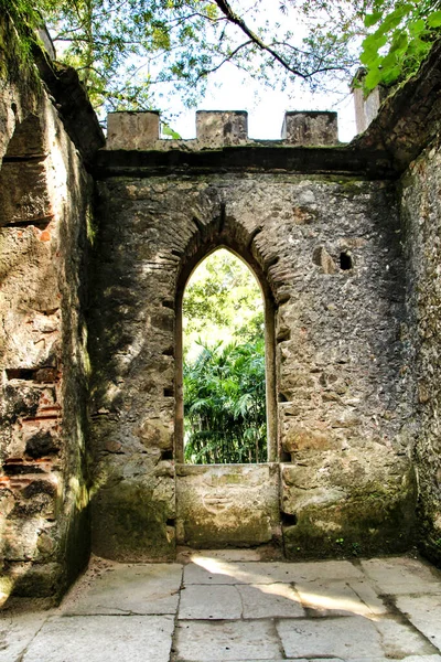 ポルトガル シントラのモンセラートの美しい緑豊かな庭園の修道院の古代の石の遺跡 — ストック写真