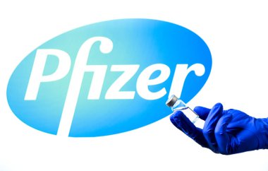 Madrid, İspanya - 2 Mayıs 2021: Beyaz arka planda covid-19 aşısı ve Pfizer laboratuvar logosu olan el ele tutuşma şişesi.