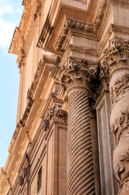 Elche, Alicante, İspanya 5 Mayıs 2021 Santa Maria Kilisesi 'nin ana girişi ve güzel Valensiyalı barok cephesi.