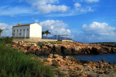 Eski Virgen del Carmen inzivası İspanya 'nın Cartagena kentindeki Isla Plana köyünde bir uçurumun kenarına inşa edildi.
