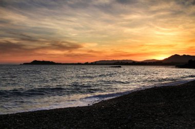 Cartagena, Murcia, İspanya 'daki Mojon sahilinde güzel bir gün batımı..