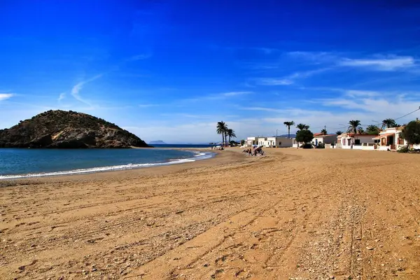 Όμορφη Παραλία Bahia Στο Mazarron Murcia Ισπανία Νησί Στο Παρασκήνιο — Φωτογραφία Αρχείου