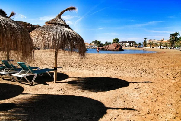Пляж Эрмита Солнечный День Масарроне Мурсия Испания Зонты Гамаки Переднем — стоковое фото