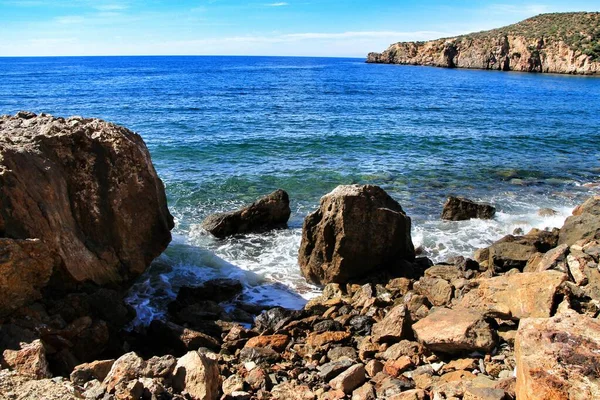 西班牙穆尔西亚马扎龙美丽而野生的落基海滩 背景中的岛屿 — 图库照片