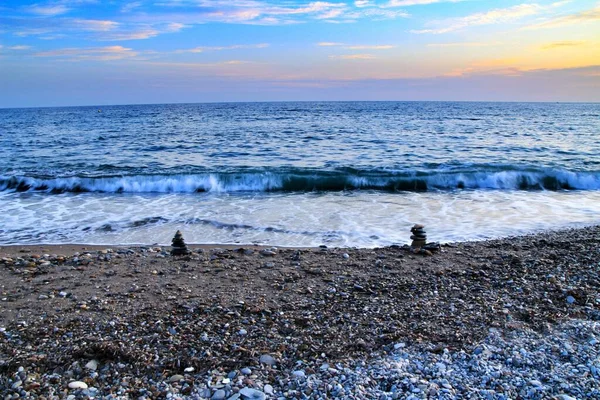 Tondo Ciottoli Impilati Sulla Spiaggia Isla Plana Tramonto Cartagena Onde — Foto Stock