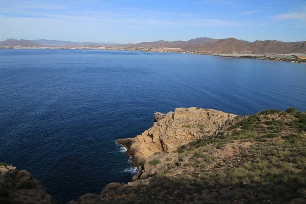 Bella Spiaggia Con Barche Scogliere Montagne Nel Villaggio Azohia Cartagena — Foto Stock