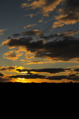 Alicante 'de kışın gün batımında bulutlar ve güzel gökyüzü