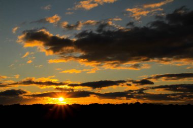 Alicante 'de kışın gün batımında bulutlar ve güzel gökyüzü