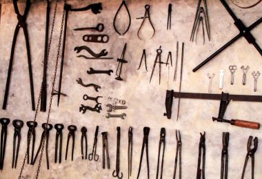 İspanya 'da bir atölyenin duvarında asılı duran eski metal aletler.
