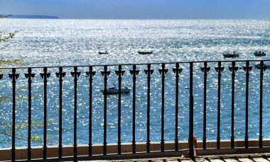 Parlak bir bahar gününde Tagus Nehri 'ne bakan bakış açısı