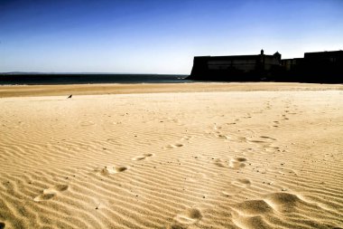 Lizbon, Portekiz 'de Praia da Torre adında güzel bir sahil, güneşli bir bahar gününde