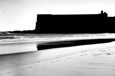 Lizbon, Portekiz 'de Praia da Torre adında güzel bir sahil, güneşli bir bahar gününde