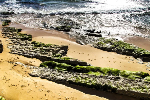 Gyönyörű Azarujinha Strand Sziklaképződményekkel Estoril Lisszabon Portugália Egy Napos Téli — Stock Fotó