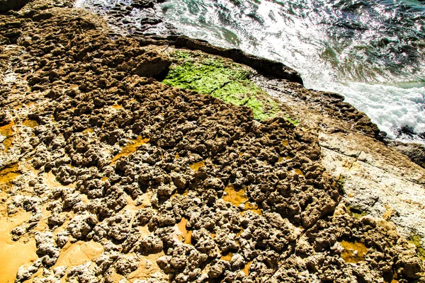 Piękna Plaża Azarujinha Formacjami Skalnymi Estoril Lizbona Portugalia Słoneczny Dzień — Zdjęcie stockowe
