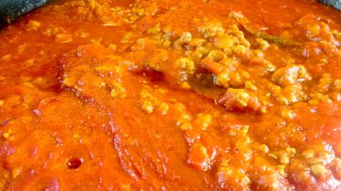 Bolonez adı verilen domates ve et soslu tencere.