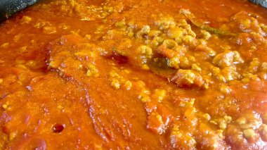 Bolonez adı verilen domates ve et soslu tencere.