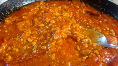 Bolonez adı verilen domates ve et soslu tencere.