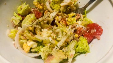 Mutfakta kekliklerle süslenmiş salata kasesi.