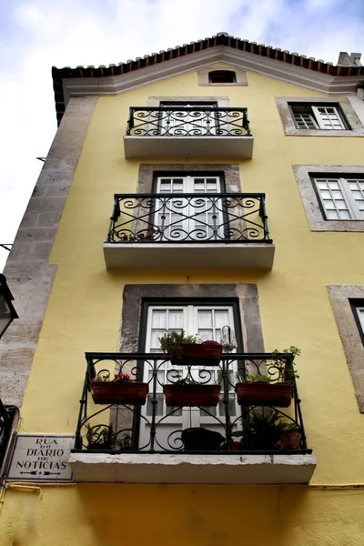 Calles Estrechas Coloridas Fachadas Majestuosas Ventanas Balcones Lisboa Portugal — Foto de Stock