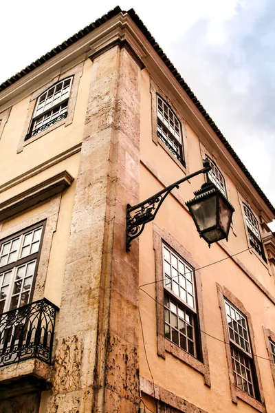 Вузькі Барвисті Вулиці Величні Фасади Вікна Балкони Лісабона Португалія — стокове фото