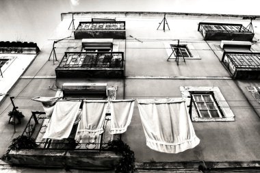 Eski bir Lizbon evi cephesi. Çamaşır ipinde asılı giysiler..