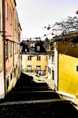 Lizbon, Portekiz 'in dar ve renkli sokakları, görkemli cepheleri, pencereleri ve balkonları