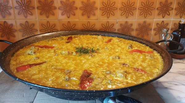 Cocinar Paella Arroz Con Conejo Plato Típico Español — Foto de Stock