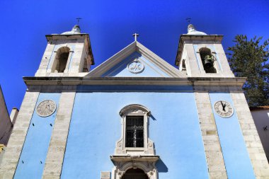 Nossa Senhora do Bom Sucesso Kilisesi 'nin güzel yüzü Cacilhas, Lizbon' da güneşli bir bahar gününde