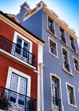 Baharda Lizbon, Portekiz 'in eski renkli evleri ve sokakları. Görkemli cepheler ve eski sokak lambaları.