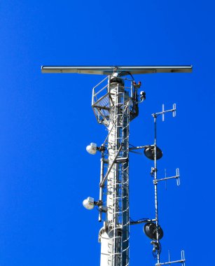 Lizbon 'un Cacilhas limanında bulunan telekomünikasyon antenleri