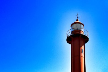 Güneşli bir kış gününde Lizbon 'un Almada köyündeki kırmızı deniz fenerinde.