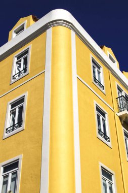 Baharda Lizbon, Portekiz 'in eski renkli evleri ve sokakları. Görkemli cepheler ve eski sokak lambaları.