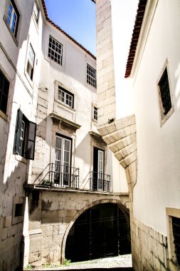 Lizbon, Portekiz 'in dar ve renkli sokakları, görkemli cepheleri, pencereleri ve balkonları