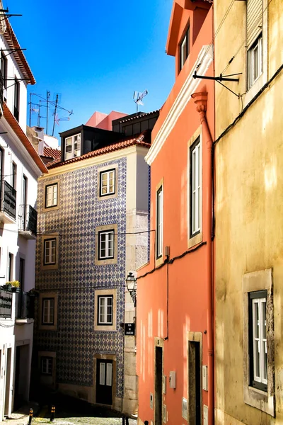 Antiguas Casas Coloridas Calles Estrechas Lisboa Portugal Primavera —  Fotos de Stock