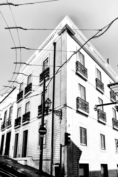 Baharda Lizbon sokaklarında klasik sokak lambasıyla eski renkli ve güzel yüzler.