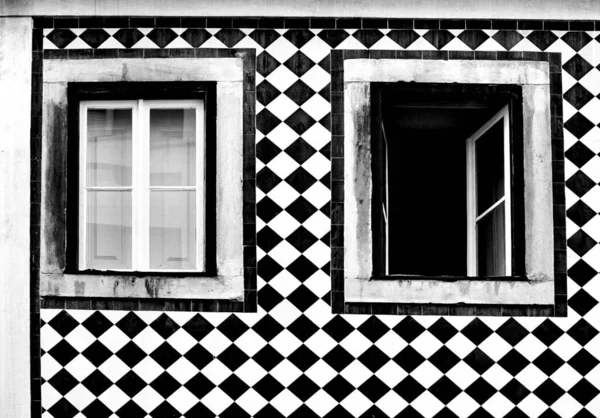 Stare Kolorowe Jasne Typowe Fasady Lizbonie Pięknym Vintage Drewniane Okno — Zdjęcie stockowe