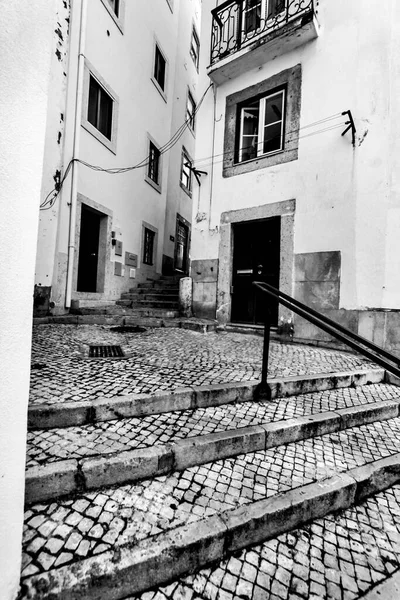 Calles Estrechas Coloridas Con Majestuosas Fachadas Ventanas Balcones Ciudad Lisboa — Foto de Stock